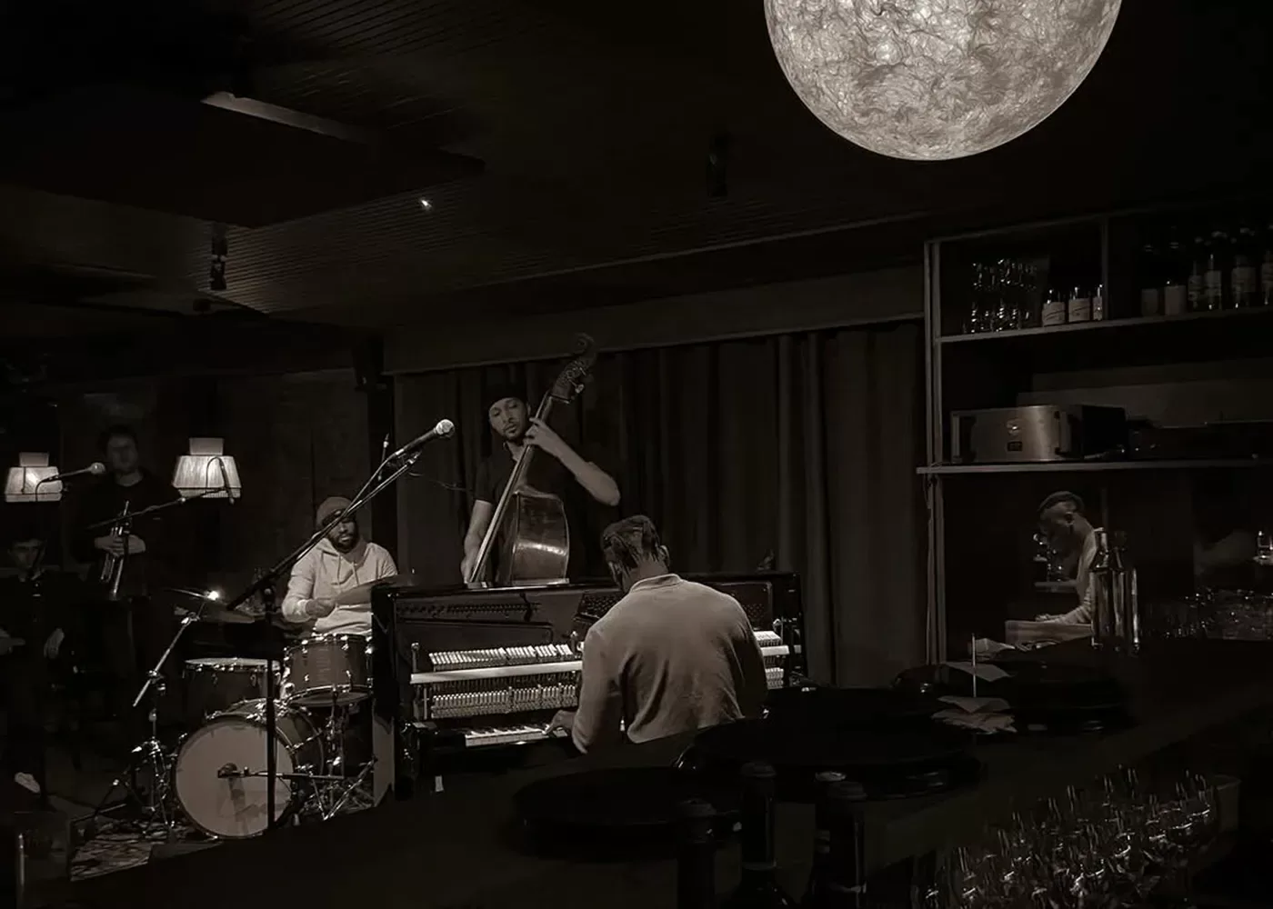 Dinner party: London restaurants with live entertainment